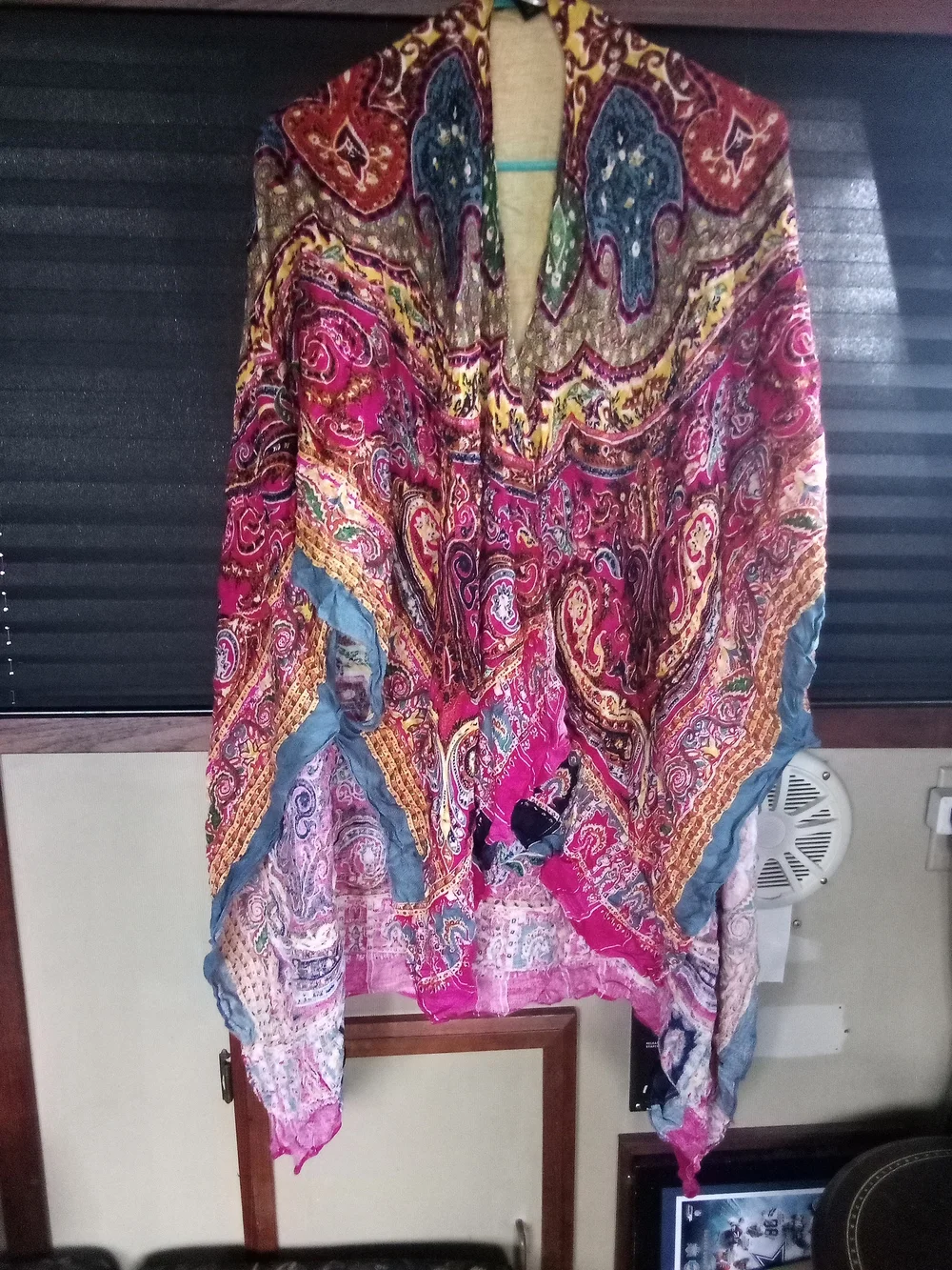 SAACHI vibrant paisley